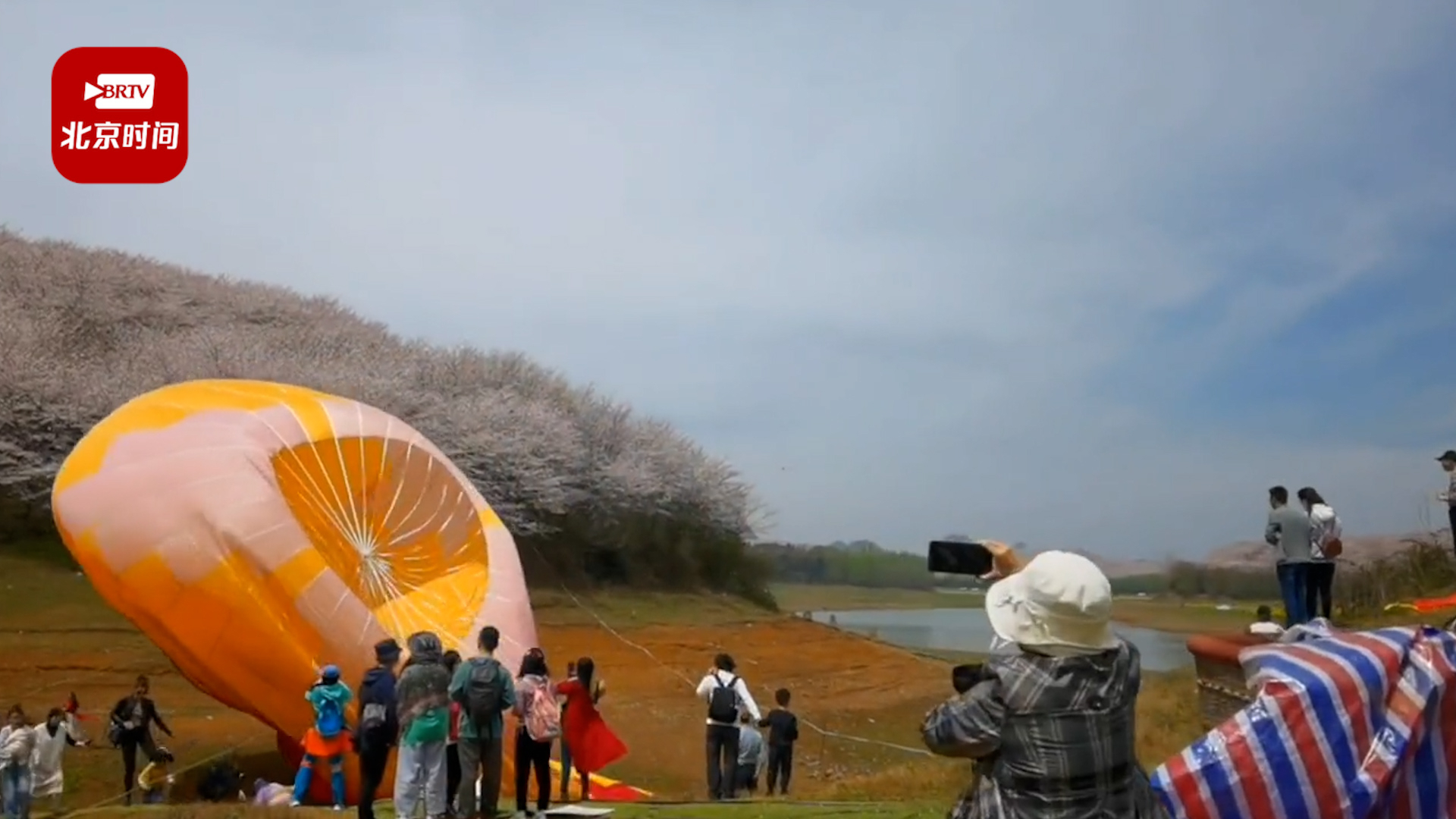 安监局回应景区热气球坠落湖面:受大风影响热气球迫降,无人伤亡 安监局回应景区热气球坠落湖面:受大风影响热气球迫降,无人伤亡