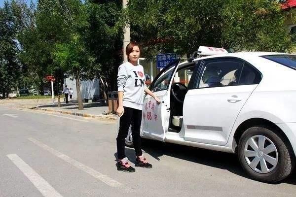 现在考个驾照,报名费大概多少,多久能拿到驾照