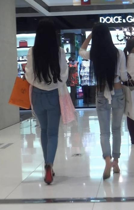 街拍: 商场偶遇,水洗白,蓝色,修身牛仔裤长发美