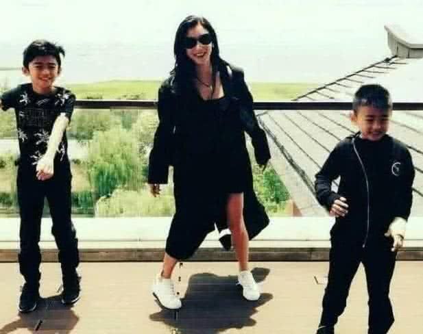 谢霆锋基因真强大,两儿子一萌一酷像极爸爸,还