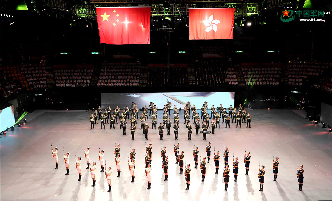 獨家:解放軍儀仗隊女兵首次亮相香港國際軍樂匯演