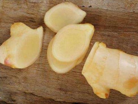 白醋泡上它瓦解黑色素,大妈拿来涂脸,七天淡斑