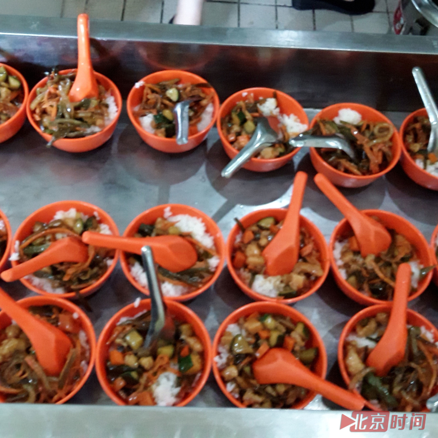 一小碗米饭盖着几块土豆、黄瓜就是孩子的一顿午餐。