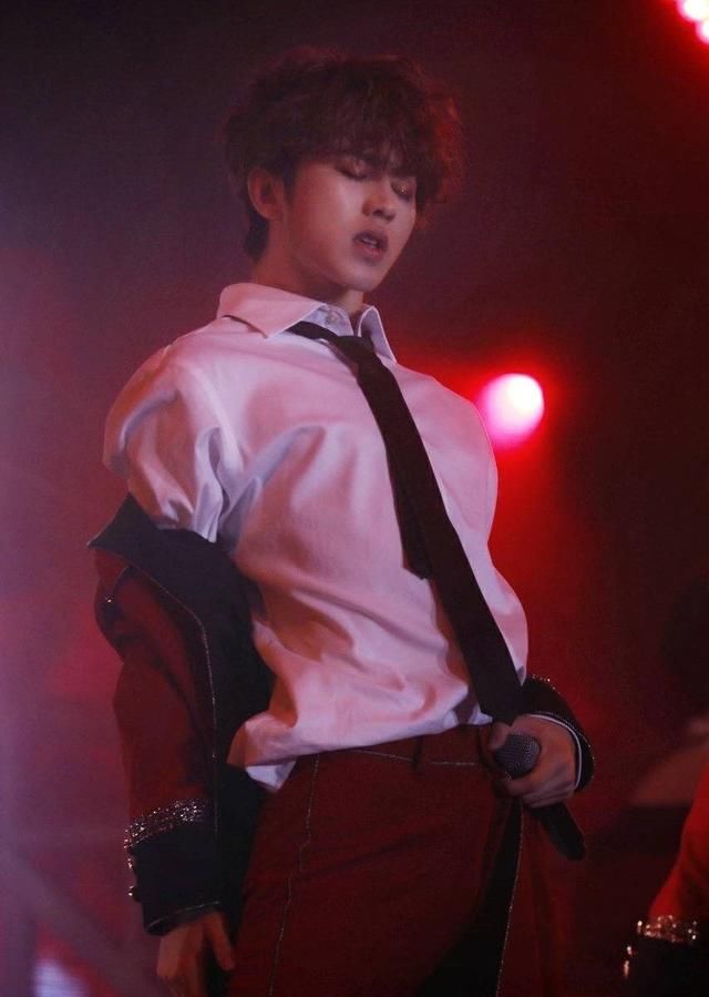 蔡徐坤:深圳见面会,台下粉丝举的标语亮了!网友