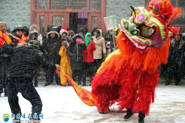 甘肃平凉崆峒区梨花塬山庄举办首届社火汇演,