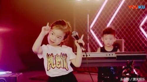 戚薇女儿lucky接受采访,坐立不安的乱动,谁注意