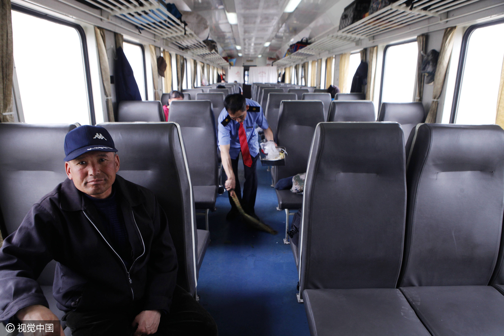 漠河:座多人少 最北绿皮火车“硬座”变“硬卧” 漠河:座多人少 最北绿皮火车“硬座”变“硬卧”