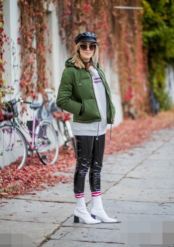 周冬雨、刘亦菲、蔡依林紧身裤+袜靴,时尚又保