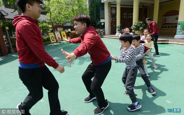 郑州:男幼师抢手 还没毕业就被幼儿园抢走