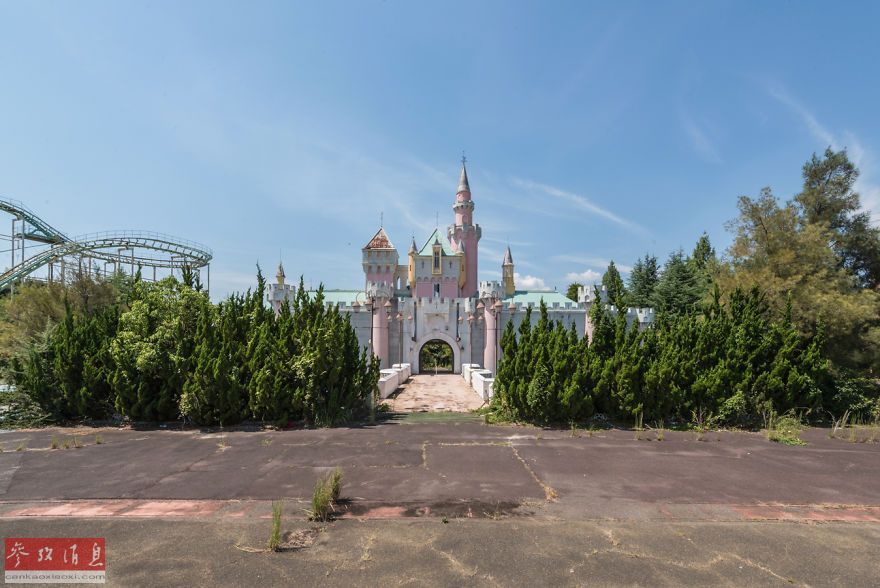 很多日本人都能在这里找到自己以前的记忆，然而由于东京迪士尼游乐园的开放以及大阪环球影城的冲击，竞争日趋激烈，奈良梦幻乐园于2006年被迫关闭，成为一座死城。