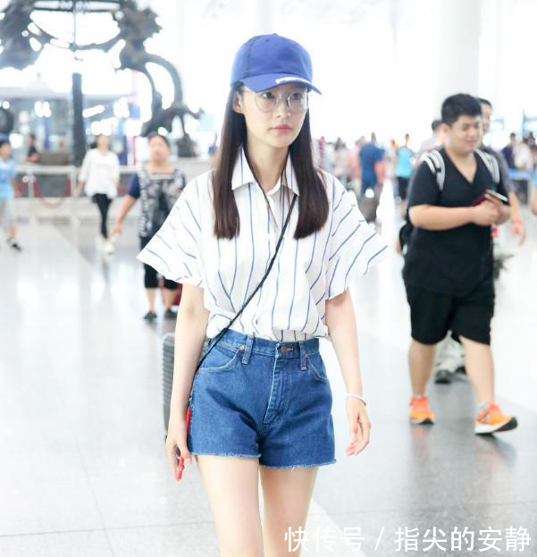 当林允儿和李沁同穿牛仔短裤,终于明白腿长和