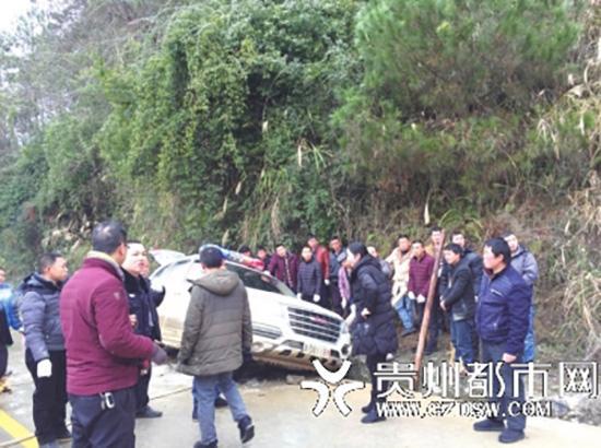 警车救援孕妇途中遇险成产房 女婴取名“吴警冰” 警车救援孕妇途中遇险成产房 女婴取名“吴警冰”