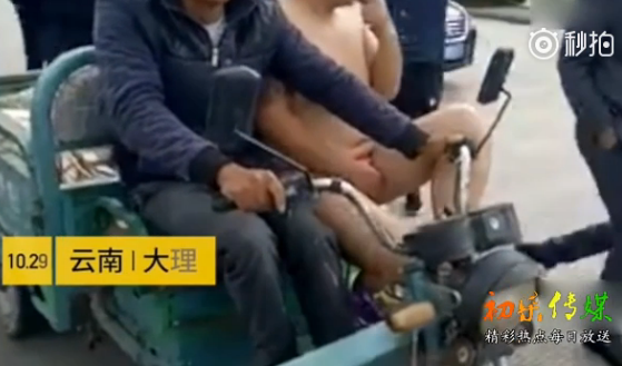 云南又现闹婚:新郎被扒 仅用红布遮挡游街 云南又现闹婚:新郎被扒 仅用红布遮挡游街