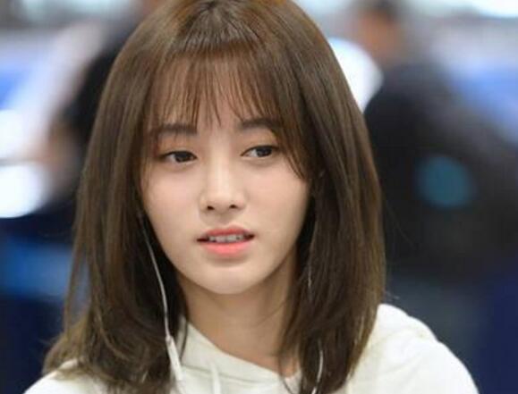 四千年短发美女撞脸郑爽?鞠婧祎一袭白衣似高中少女 四千年短发美女撞脸郑爽?鞠婧祎一袭白衣似高中少女