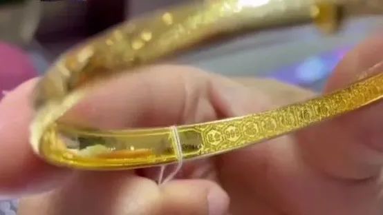 专柜一万多买的金手镯，戴两年标记磨掉了！店员：激光打印很正常