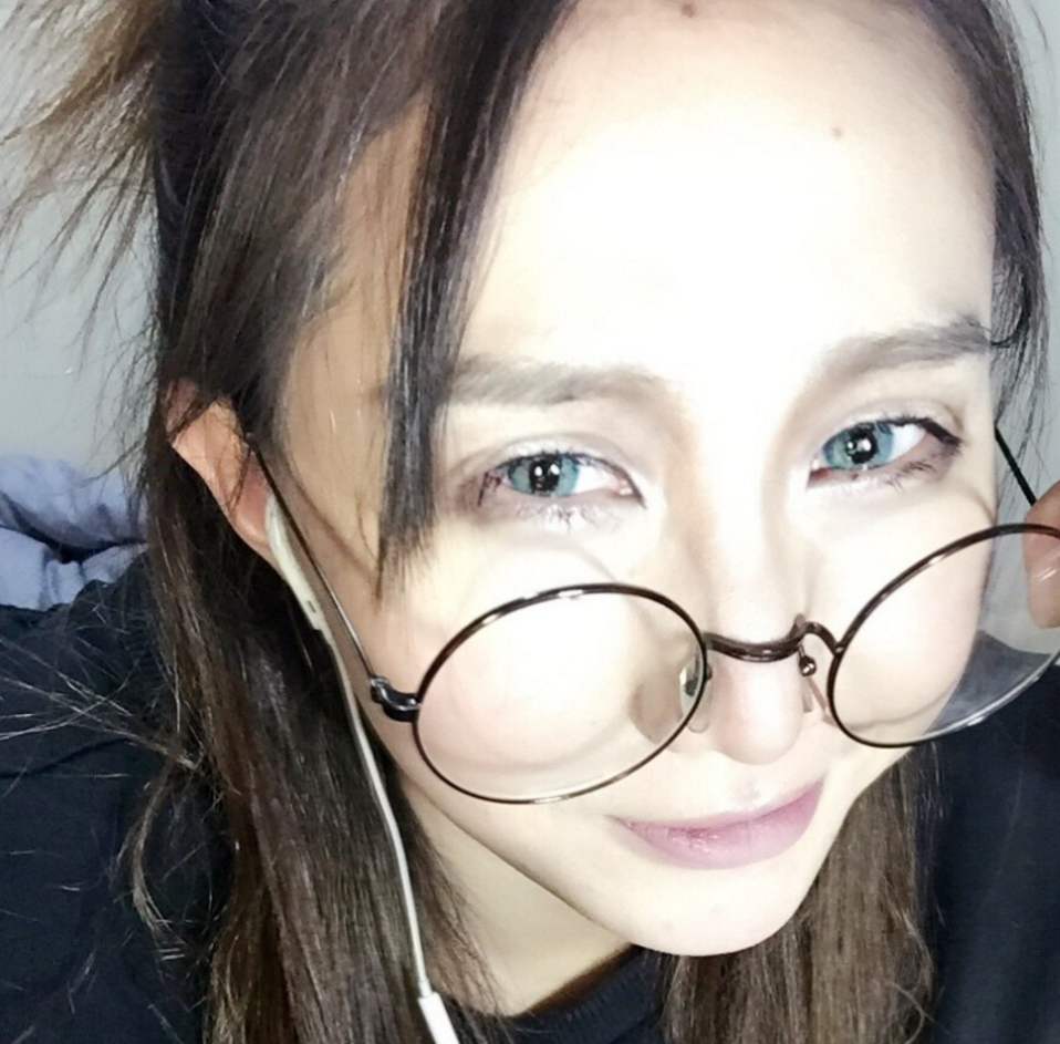 梁馨枰这么装扮起来真是美得想从漫画走出的人物，眼镜下滑，慵懒范儿十足。