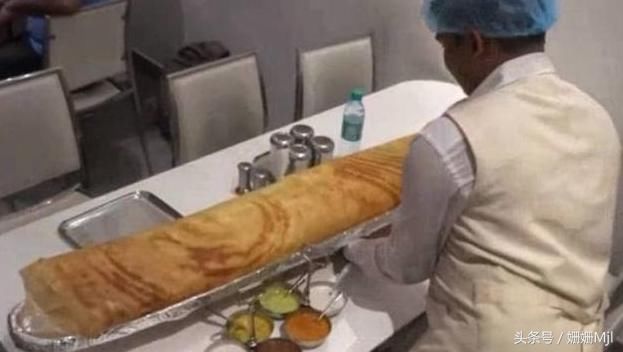 在迪拜吃饭,嫌贵就只点了一个肉卷,结果是扛