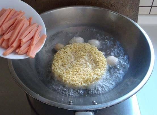 为什么方便面一包不够吃,吃两包就恶心了?