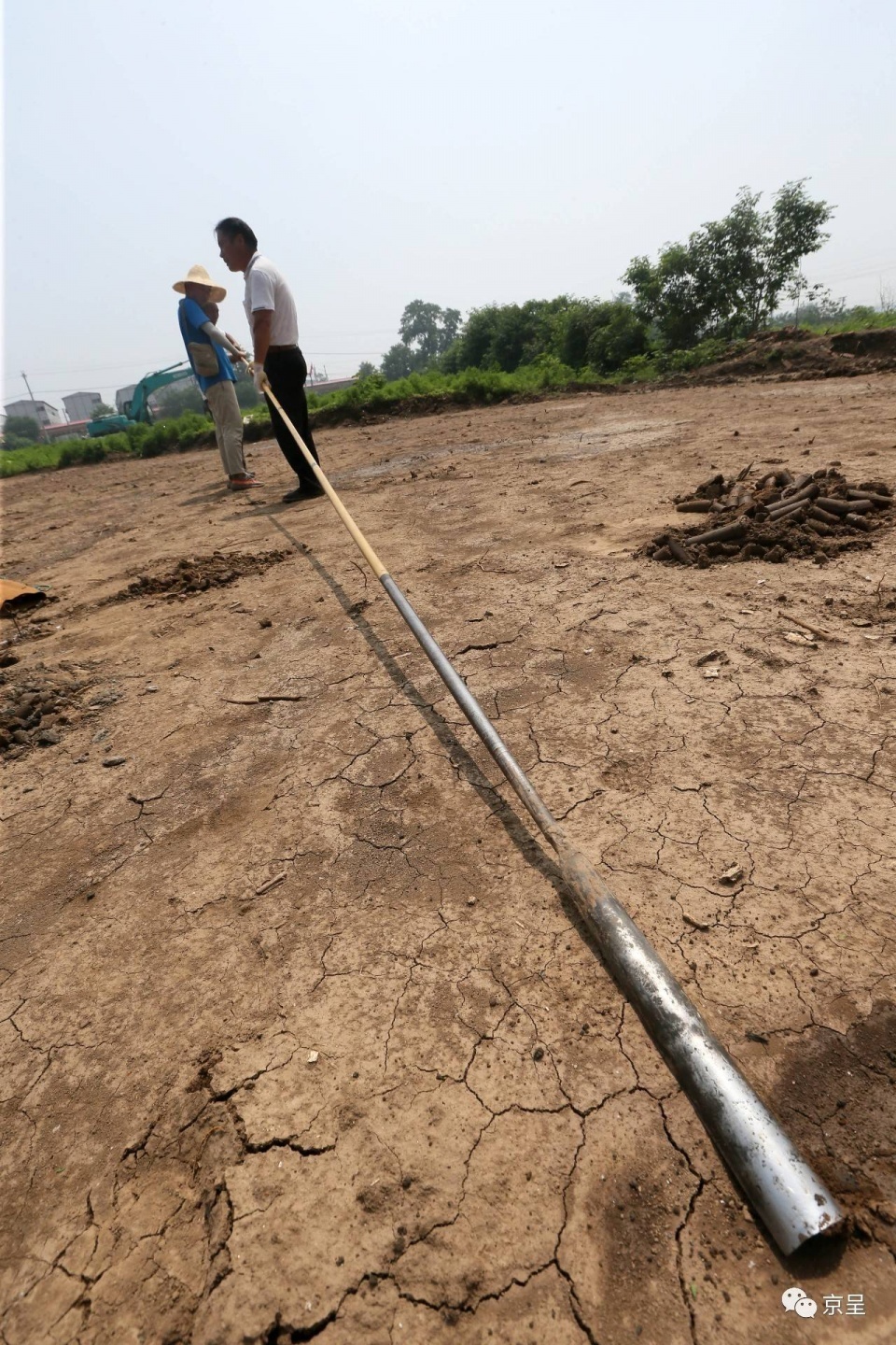 随着工作人员手中的洛阳铲一段段加长,深埋在地下6,7米的古人生活遗迹