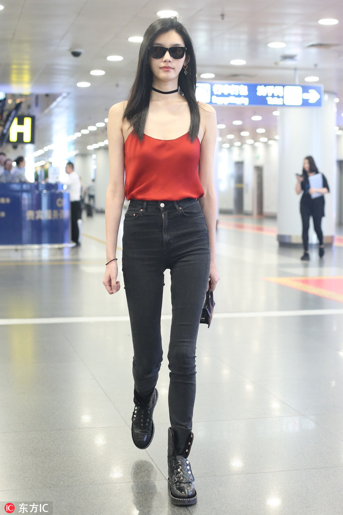 奚梦瑶变性感女神大秀好身材 脸上却嘟嘴卖萌