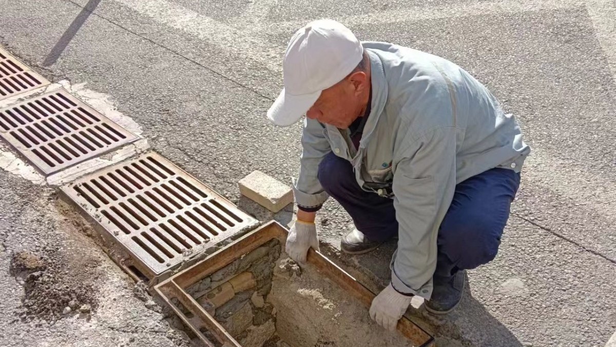八角街道体育场西街社区：及时修复雨水箅子，保障居民安全出行_北京时间