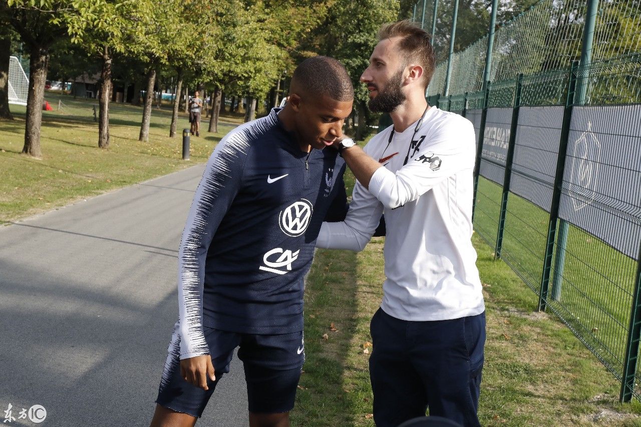 俄罗斯世界杯冠军法国队的成员为即将参加的比