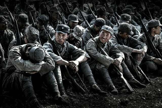 八路军冒着大雨,拼死抢回一具"日本人"遗体,还为其扫墓61年