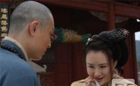 有一次他的儿子看到她的宫里有两个美貌尼姑就起了不轨之心,没想到他们竟然是男儿身,这才确信自己的母亲竟然真的和和尚有私情,怒气之下胡太后被幽禁。北齐灭亡后胡太后被充为妓女,也算适得其所。