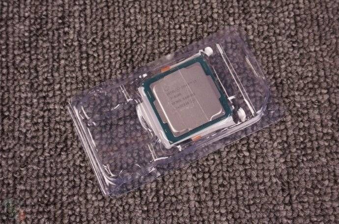 盼了几天,I3 8100处理器终于收到了,但这快递包