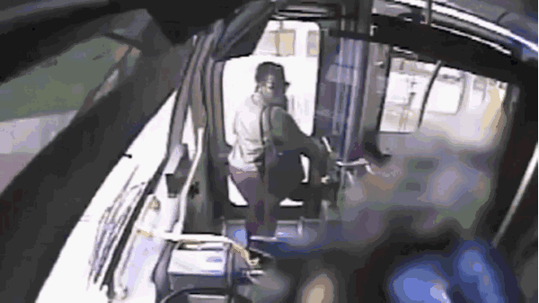 美国女子公交车上尿尿 盛满杯子全泼在司机身上 美国女子公交车上尿尿 盛满杯子全泼在司机身上