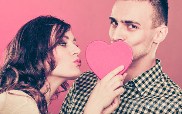 女生接吻时会产生什么生理反应,怎样接吻更有