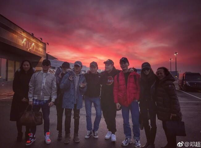 鹿晗曾在节目中坦言私生子事件,身旁杨幂的一