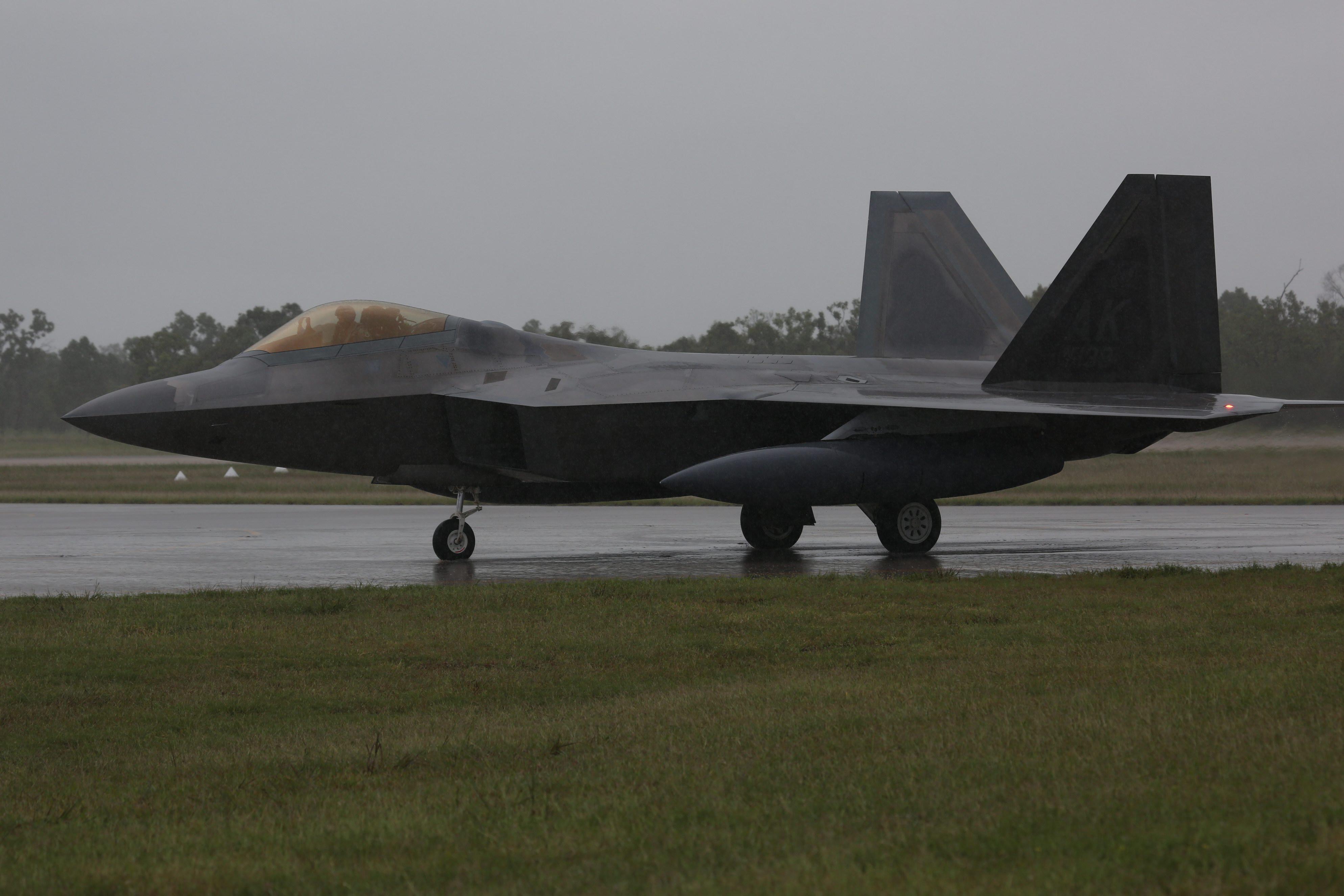 包围中国?3架f22降落澳大利亚