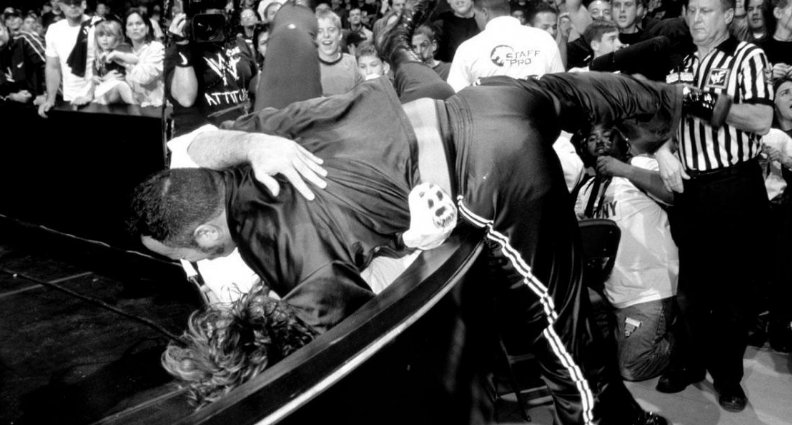 WWE到底是真打还是假打?话不多说看图!