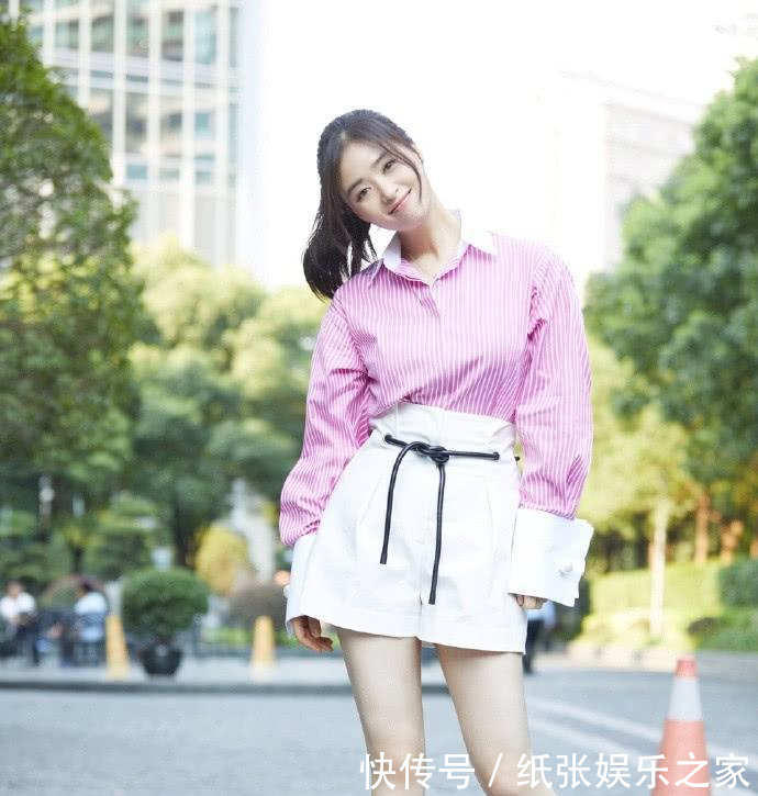 蒋欣又瘦出新高度, 粉色衬衫配白短裤, 看起来8