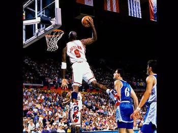 他的扣篮动作舒展，滞空时间相对长，以他的身高来看，这是其他人非常难以做到的。