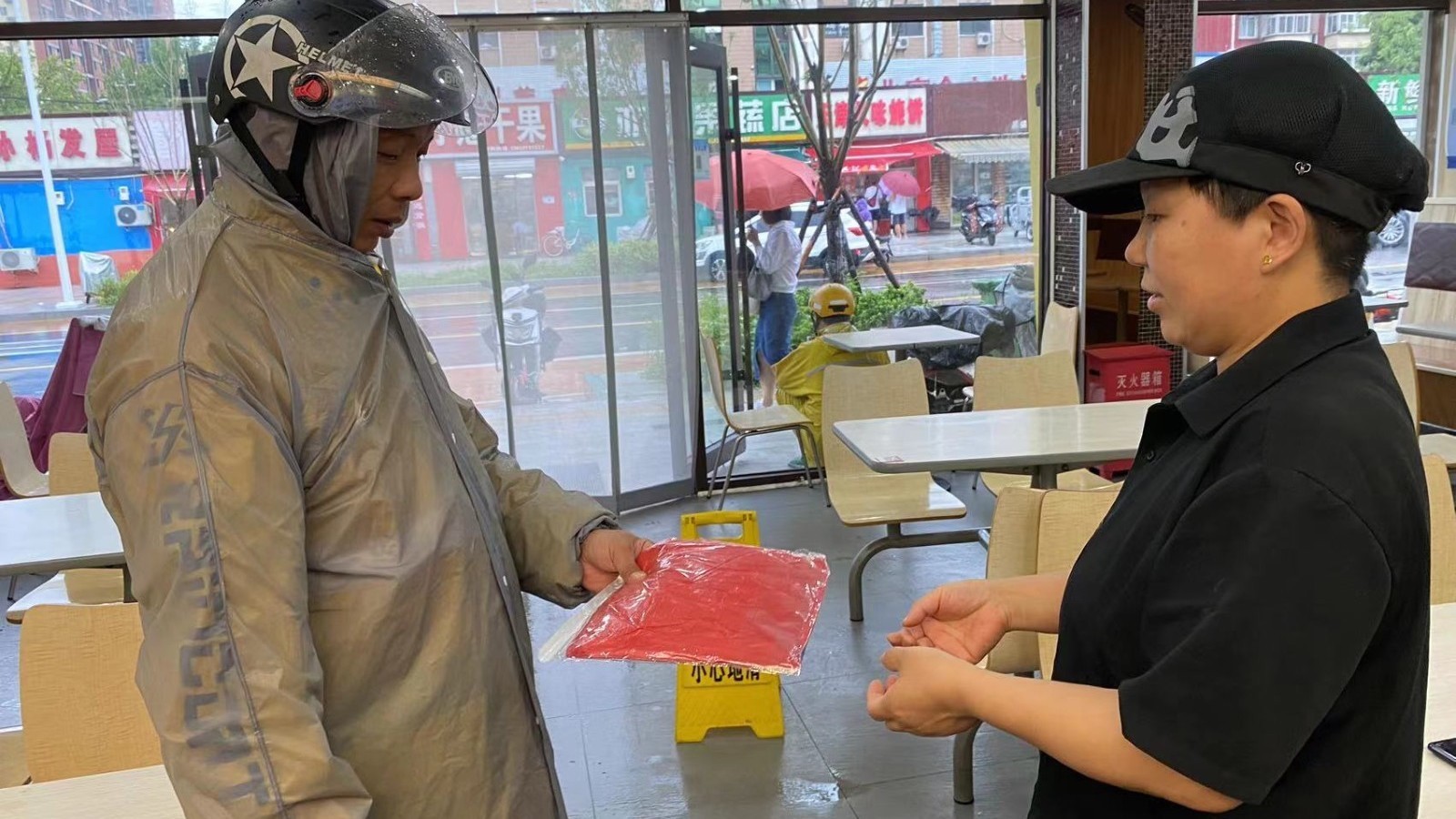 昌盛小街6家商户设立“共享雨具”点位 百套雨具供居民免费借用 昌盛小街6家商户设立“共享雨具”点位 百套雨具供居民免费借用