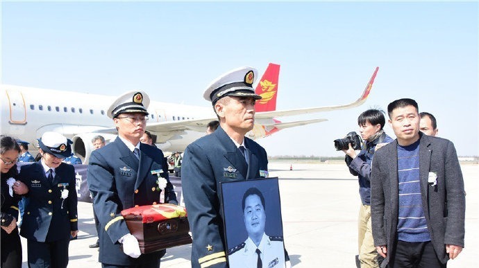 近日，海军某部一架战机在海南省乐东县境内组织飞行训练时失事，两名飞行员不幸牺牲，其中一名飞行员任永涛是陕西省西安市鄠邑区人。3月18日，在鄠邑区举行“接英雄烈士回家”纪念活动，不少民众来到现场缅怀英烈。