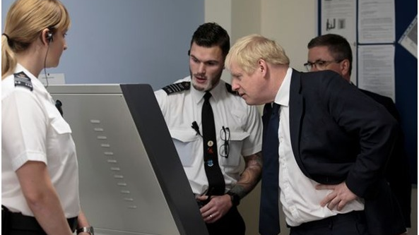 囚犯体内塞鸡蛋往监狱运毒品 扫描照吓坏英新首相