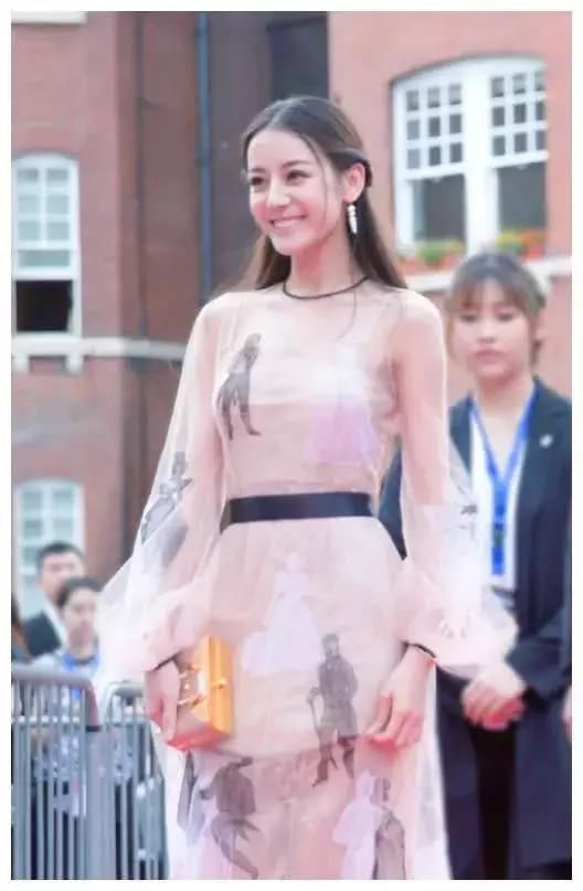 迪丽热巴的小白鞋真是别致,后脚跟踩在泥地里