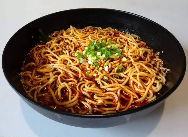 3.重庆小面 重庆小面是指麻辣素面,分汤面和干溜两种类型,麻辣味型.