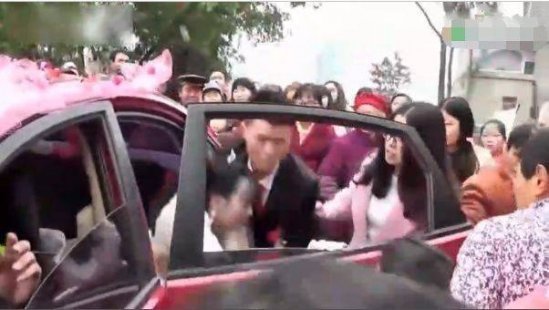 新郎暴打新娘 新娘父母却不敢说话! 新郎暴打新娘 新娘父母却不敢说话!