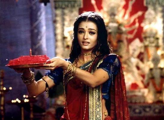 五十年代印度女演员面试:导演要她们脱外套,再做几个肢体动作