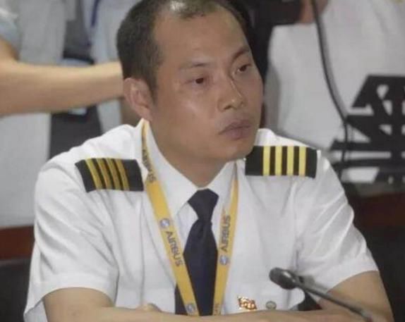 外媒赞川航史诗级迫降,飞行员曾是解放军,身上