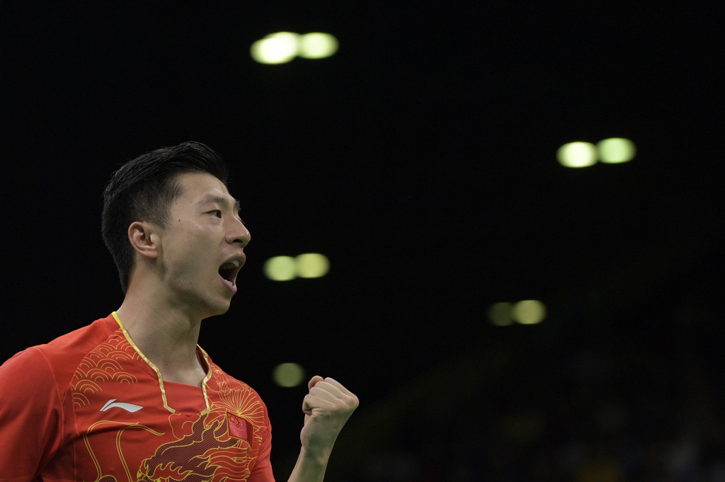 马龙在第二场亮相对阵老将朱世赫。马龙表现得非常沉稳，他依靠进攻完全压制住朱世赫，很快以11比1先胜一局。第二局朱世赫增多了削中反攻，但他的被动局面没有改变。在4比3后马龙连得4分拉开比分，马龙的拉球下网送给对手1分，这之后他又连赢2分以11比4再胜一局。
图为马龙庆祝。