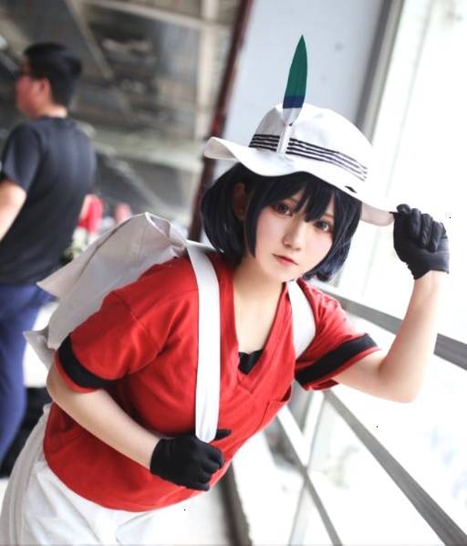 热爱ACG的鲨鱼SAME也常常cosplay各种萌妹角色。图为模仿《动物朋友》中的的背包酱。