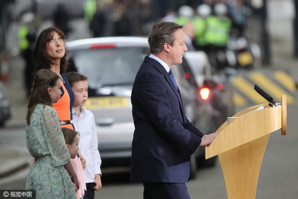 当地时间2016年7月13日，英国伦敦，英国首相卡梅伦与夫人及三个孩子一同告别唐宁街十号。卡梅伦发表告别演讲，并与家人一起拥抱、合影。