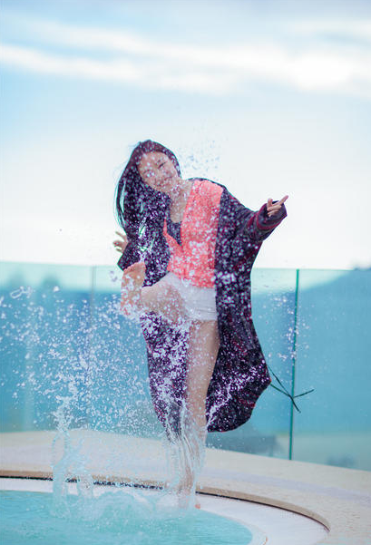 倪妮戛纳海边随性戏水 夏天就该露出大长腿