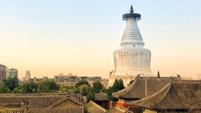 北京的白塔,太阳下居然没有影子? 北京的白塔,太阳下居然没有影子?