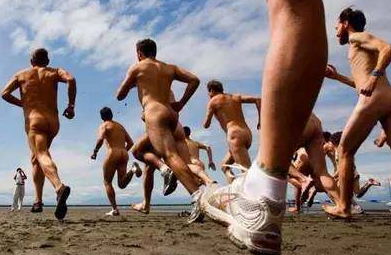 有来自加拿大的游客表示在这个裸体小镇的经历是自己最释放天性的感受。但也有自然学家说这个裸体的环境是人类不成熟的一种表现。还有人批判这样的环境太过于柏拉图式，不是很现实。不过这也没什么关系，就是有人会喜欢这种释放和舒服的环境。